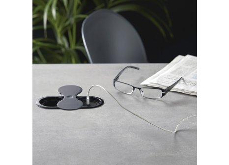 Design Light  Elektro zásuvka EIGHT černá 1 x 230V + 1 x USB