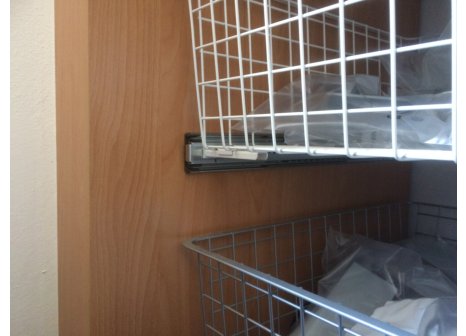 Výsuvný šatní koš drátěný na prádlo EKO šedý